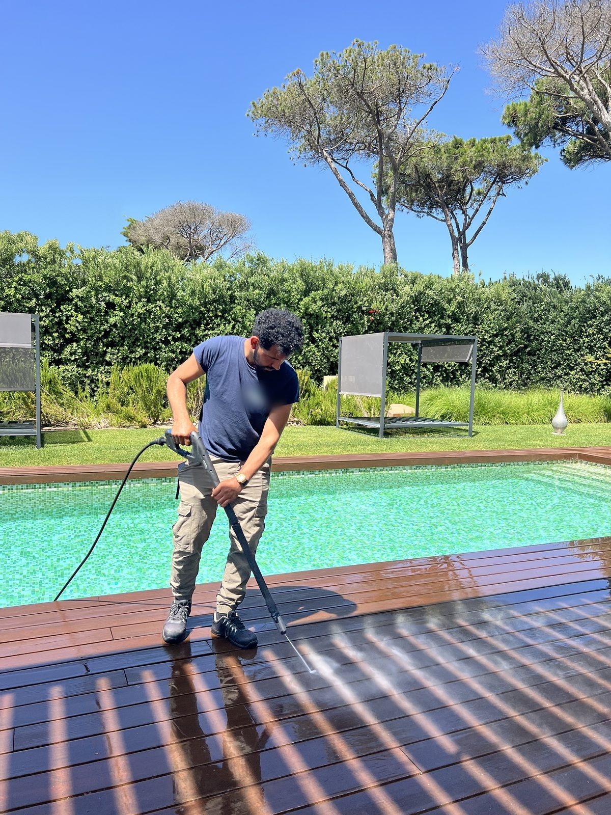 O deck da piscina a ser limpo antes da chegada dos proprietários